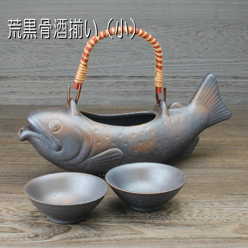 －商品詳細－ 魚型徳利： サ イ ズ ：約29.0×8.0×ツルまでの高さ17.0cm 商品重量：約430g 満水容量：約550cc（口より水が漏れ出すまで） 盃： サ イ ズ ：φ8.5×高さ3.5cm 満水容量：約80cc 商品重量：約70g 商品産地：美濃焼（岐阜県） 取り寄せ可能商品 直火での使用は出来ません岩魚などの渓魚をじっくり炭火などの遠赤外線で カリカリになるまで焼き、酒器（魚型徳利）に入れます。 そこに、熱めにお燗した日本酒を入れます。 ・・・・・ しばらく待ちますと、かおりも香ばしい骨酒の出来上がり 直火での使用はできません オリベ 魚の口元が注ぎ口になっています 少しとぼけた様な顔が キュートです カリカリに焼いた魚を中に入れ 熱めの日本酒を注いでしばらく お待ちください 香りもよい骨酒が楽しめます 荒 黒 ざらざらとした手触りの商品です より民芸調の雰囲気の荒黒は 花器に使われる方もみえます 青流し 荒黒よりもザラツキが少なく 洗いやすい釉薬です 手作業で青の釉薬を 施しています 大きいサイズの盃付き 小さいサイズの盃付き 大きいサイズ盃なし 小さいサイズ盃なし