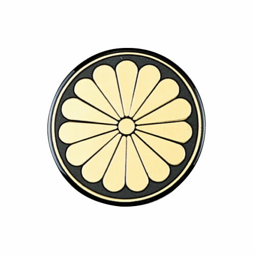立体感のある菊マークホイールライナー等に貼り付けてお使い頂けます。●表面 ビニールコーティング ●寸法(Φmm) 53 ●用途 外装パーツ 【送料】 送料：1回のご注文につき600円（税別）の送料をご請求いたします。 ※沖縄・離島は別途見積もりとなります。 ※ご注意 こちらの商品は取寄せ対応品です。 ご注文〜納品まで日数がかかる場合がございます。 ご注文後、メーカー欠品等による出荷できない場合がございます。 速やかにご連絡させていただきますので、あらかじめご了承くださいませ。