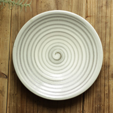 小石原焼き 上鶴窯元 8寸皿 飛びかんな │ 飛び鉋 大皿 パスタ皿 シンプル 和食 和食器 陶器 プレート 小石原　ポタリ— カレー カフェ おうちカフェ おしゃれ 和田祐一郎 民芸 普段使い 煮物 煮魚のサムネイル