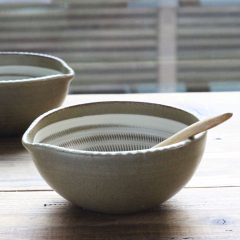 小石原焼き 【上鶴窯元】 片口小鉢（飛びかんな）｜かわいい 取り皿 鍋用 とんすい 卵かけごはん　シンプル 和食 和食器 陶器 小石原 ポタリ— おしゃれ 和田祐一郎 小鉢 おかず 煮物　マット 作家　日本製 プレゼント 納豆 とろろ シンプル ギフト サラダ ボウル 鉢 器のサムネイル