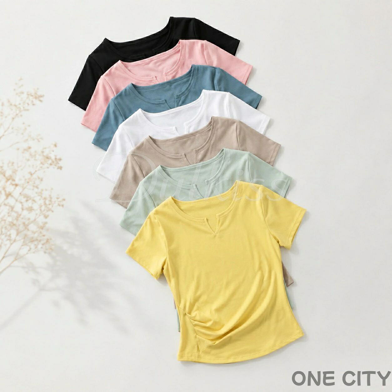 2枚セット！ヨガ・フィットネス・ピラティスなどにおすすめのカップ付き半袖Tシャツ。ウエスト部分がキュッと絞って、女性らしいシルエットになっています。柔らかくさらっと感のある軽い肌触りなので長時間の着用もストレスゼロ。吸水速乾なので気になる汗のにおいや蒸れを最大限に軽減してずっと快適さらさらな着心地が続きます。 サイズS M L XLサイズについての説明S バスト64cm 着丈50cmM バスト68cm 着丈52cmL バスト72cm 着丈54cmXL バスト76cm 着丈56cm素材スパンデックス色ホワイト＋ブラック ホワイト＋グリーン ホワイト＋イエロー ホワイト＋パープル ホワイト＋ブルー ブラック＋グリーン ブラック＋イエロー ブラック＋パープル ブラック＋ブルー グリーン＋イエロー グリーン＋パープル グリーン＋ブルー イエロー＋パープル イエロー＋ブルー パープル＋ブルー備考●サイズ詳細等の測り方はスタッフ間で統一、徹底はしておりますが、実寸は商品によって若干の誤差(1cm～3cm )がある場合がございますので、予めご了承ください。●商品の色は、撮影時の光や、お客様のモニターの色具合などにより、実際の商品と異なる場合がございます。あらかじめ、ご了承ください。●製品によっては、生地の特性上、洗濯時に縮む場合がございますので洗濯時はご注意下さいませ。▼色味の強い製品によっては他の衣類などに色移りする場合もございますので、速やかに（脱水、乾燥等）するようにお願いいたします。▼生地によっては摩擦や汗、雨などで濡れた時は、他の製品に移染する恐れがございますので、着用の際はご注意下さい。▼生地の特性上、やや匂いが強く感じられるものもございます。数日のご使用や陰干しなどで気になる匂いはほとんど感じられなくなります。 .体型 カバー に 最適 な ヨガ ウェア として ヨガ T シャツ ジム 用 2 枚 セット を ご用意。 吸水 速乾 性 と 薄手 伸縮 性 を 兼ね備え、 ピラティス や フィットネス、 ダンス、 エクササイズ や トレーニング に ぴったり。 カップ 付 で 女性 に うれしい かわいい 無地 の 半袖 トップス です。。