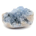 スカイブルーの結晶が美しいセレスタイト原石です。 ◆サイズ 重量約304g ◆セレスタイト 天青石（てんせいせき） マダガスカル産の個体は良質なモノが多く、角柱状の結晶が群生した非常に美しい形で産出されます。 硬度は3-3.5程度と大変柔らかく、また「劈開性（へきかいせい）」が強く割れやすい為、ビーズやジュエリー加工が非常に難しい天然石なので、インテリアストーンとして、寝室の飾り石として大変人気があります。 ドイツの鉱物学者・ウェルナーによって「セレスタイト=空の色の石」と名付けられました。 ◆備考 裏面の母岩部分は脆く、強い衝撃を与えると崩れてしまいます。 お取り扱いの際には十分にご注意下さい。