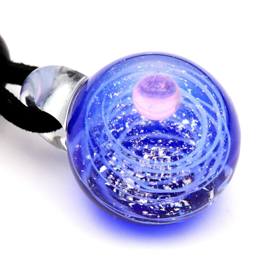 ガラスの中に宇宙を閉じ込めた 耐熱ガラス アート ペンダント ブルー 惑星 銀河 幻想的 革紐 ネックレ..