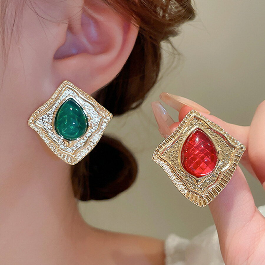 アイテム説明 商品説明 1つで存在感があるのでコーデのアクセントにも◎ 普段使いはもちろん、お呼ばれシーンやイベント パーティーシーンにもぴったりです。 素材 合金,アクリル,ポスト部分S925中国製 カラー グリーン,レッド サイズ ［FREE］ トップ：3.3×3.3cm ※サイズは全てスタッフが平置きで採寸しております。 ※サイズ表記は目安です。測り方により若干の誤差がある場合がございます。 備考 注意事項 ◆商品を迅速かつお安くご提供させて頂く為、ご注文後の【キャンセル・注文内容の変更】及び【お客様都合による返品・交換】は一切お断りいたしております。お手続きの際は、ご注文内容を十分にご確認いただきますようお願い致します。 ※肌質によってアレルギー症状が出る場合もございますので、ご了承の上ご購入ください。 ※故障や変色の原因となりますので入浴や海水浴等、水場でのご使用はお控えください。 ※掲載画像につきましては、撮影環境やご覧になられる環境(モニター)などによって、 　実際の商品の色味と若干異なる場合がございます。あらかじめご了承下さい。 ◆異物の混入につきまして、生産工場にて商品の検品を行っておりますが、 異物の混入がある場合がございます。必ずご使用前に商品のご確認をいただけますようお願い致します。 ※異物の混入による怪我や、色落ちによる他の物への染色、 アクセサリーに関しまして、アレルギー症状が出た場合等の損害につきましては責任を負いかねます。 予めご了承を頂いた上、お買い求めを頂けますようお願い致します。 サイズの測り方の詳細はこちら