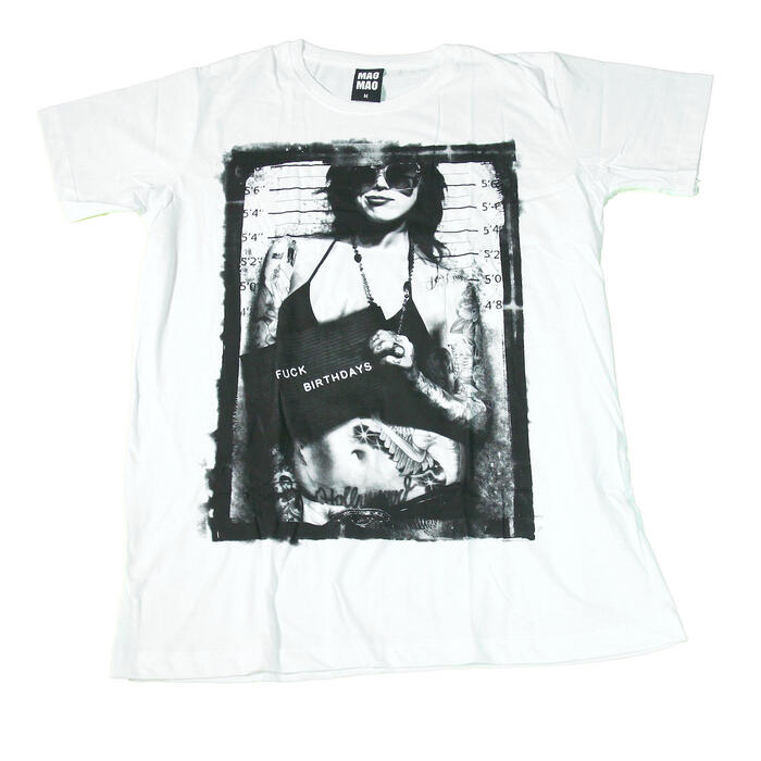 商品情報 素材 コットン100％サイズ Mサイズ　着丈： 69cm 肩幅： 43cm 身幅： 50cm 袖丈： 19cmLサイズ　着丈： 73cm 肩幅： 45cm 身幅： 53cm 袖丈： 20cmXLサイズ 着丈： 75cm 肩幅： 47cm 身幅： 55cm 袖丈： 22cm 注意書き モニター発色の具合により色合いが異なる場合がございます。【送料無料】MAO MAO プリントTシャツ ホワイト メンズ セクシーガール 刑務所 映画好き ロック おしゃれ ストリート系 クール 半袖 1枚着用でもインパクトがあり、インナー使いでは個性的な印象をプラスしてくれる クルーネックTシャツ 人とかぶらない個性的なファッションを追求する方にオススメの豊富なデザイン！！素材はコットンで、伸縮性が良く着心地抜群です。◎サイズ感として◎当店スタッフ（男性 身長170cm 体重65kg)Mサイズだと着れるけど少しタイトめ、Lサイズだと少しゆとりがあるのでちょうどいいサイズです。XLだとオーバーサイズで着用する感じになります。普段ユニクロだとLサイズを着用なので、日本サイズに近い大きさです。 2