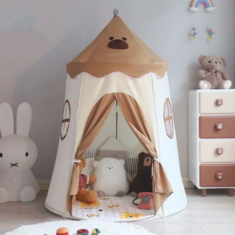 【商品仕様】 〇使用時サイズ：110cm×80cm×150cm 〇バリエーション：ブラウン、ピンク、ブルー 【創造力を豊かにするキッズテント】 お子様だけのお気に入りのスペースを作ることができる室内用のキッズテント。 おもちゃを置いた秘密基地や、好きなぬいぐるみに囲まれたお昼寝スペースなど、個性溢れる空間を作り出すことができます。 お子様の創造力を豊かにするのに最適なアイテムです。 【らくらく組み立て】 柱をつなげて布に通し、立てて上部を固定するだけで、簡単に組み立てることができます。 収納袋もついており、使用しない時はたたんでコンパクトに収納できます。 持ち運びにも便利です。 側面に窓が付いているので通気性も抜群です。 【北欧風のおしゃれなデザイン】 シンプルな色使いの北欧風デザインで、室内においてもおしゃれな雰囲気。 イルミネーションやぬいぐるみなどで飾り付けると、可愛い夢のような空間になります。 お誕生日や出産祝いなどのプレゼントにも最適です。 【注意事項】 ※ モデルの展示または説明において、一部小物（補助的な部品・アクセサリー等）を使用している場合があります。ただし、当該小物は商品セットに含まれておりませんので、予めセット内容をご確認ください。 注意事項 ※写真は実物と同じように撮影されます。撮影中の光とモニターの解像度が異なるため、多少の色の違いは品質上の問題ではございませんので、予めご了承ください。 ※お問い合わせとメールを承りますので、質問や苦情を相談して有効に解決しましょう。必ず責任を持って最後までご対応致します。勝手に悪いレビューをしないでお願い致します。 ※環境配慮と迅速なお届けのため、簡易包装で発送しております。運送事故により箱が潰れる可能性がございます。万が一不具合やご不明点がございましたら、どうぞお気軽にご連絡ください。誠意をもって対応させていただきます。 ※配送または仕入状況により商品の箱に凹み、スレ等がある場合がございます。輸入品の為、多少の汚れ、スレがある場合がございます。(製品の動作に問題ございません。)パッケージ不良による交換返品は対応出来かねますので、ご了承をお願いします。 ※手動測定による1~2cmの誤差を許容してください。ご理解いただきありがとうございます ※取り扱い上のご注意をよくお読みの上ご使用下さい。