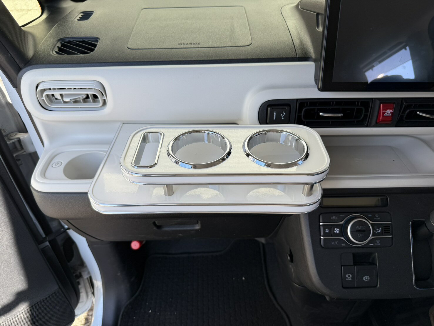 【売り切り! お買い得】LA850S/LA860S ムーブキャンバス (22/06〜)フロントテーブル タイプA 　ホワイト WHxシルバー 携帯左 カスタム カスタムパーツ 車内収納 高級感 インテリア性 ドリンクホルダー付き 日本製 自社製作 カーアクセサリー カー用品