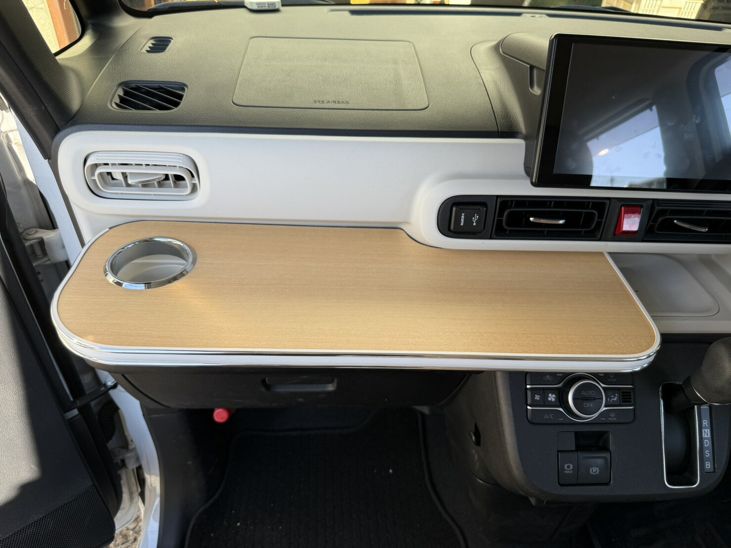 【売り切り! お買い得】LA850S/LA860S ムーブキャンバス (22/06〜)フロントテーブル 天板タイプC 天板のみ ライトチェリー WHxシルバー カスタム カスタムパーツ 車内収納 高級感 インテリア性 ドリンクホルダー付 日本製 自社製作