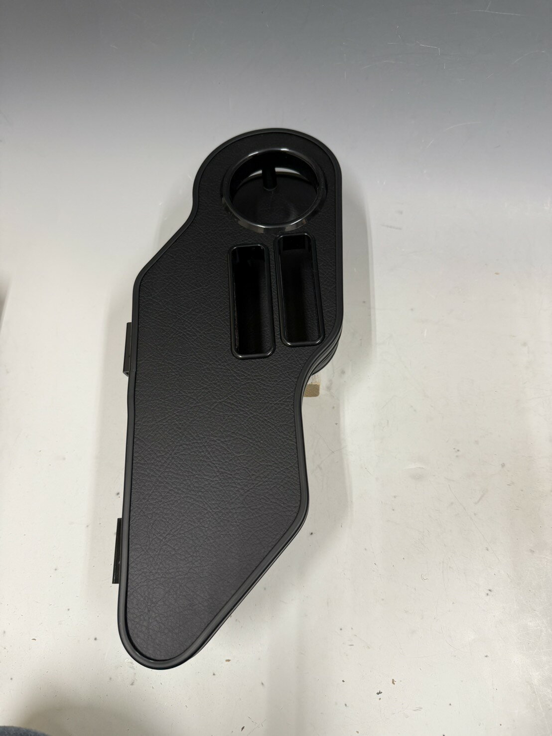 【売り切り! お買い得】デリカD5 後期(19/2〜)　サイドテーブル　助手席側 レザーブラック オールブラック　 カスタム カスタムパーツ 車内収納 高級感 インテリア性 日本製 自社製作 職人仕上げ カー用品