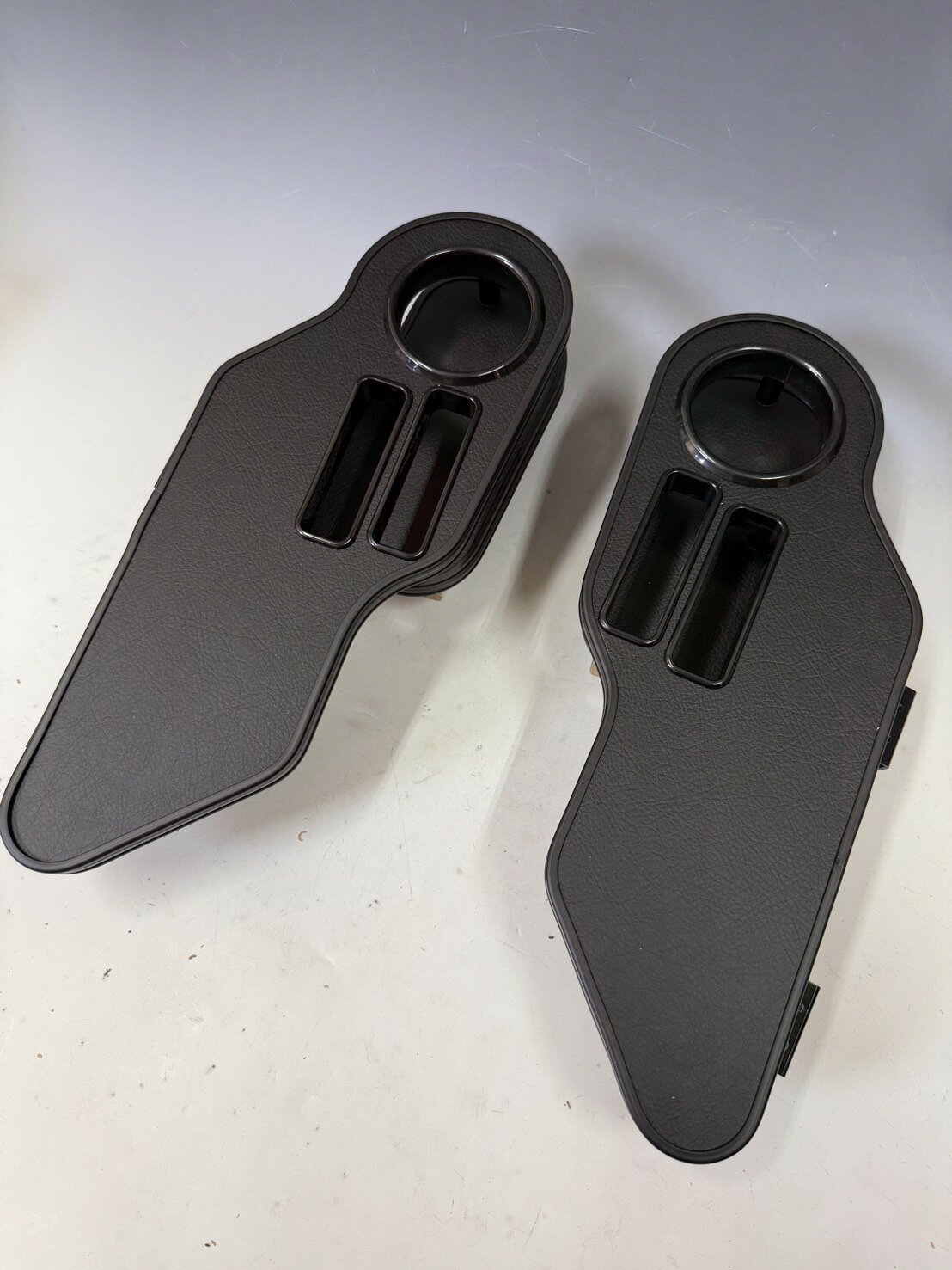 【セット品】デリカD5 後期(19/2〜)　サイドテーブル　レザーブラック オールブラック　 カスタム カスタムパーツ 車内収納 高級感 インテリア性 日本製 自社製作 職人仕上げ カー用品