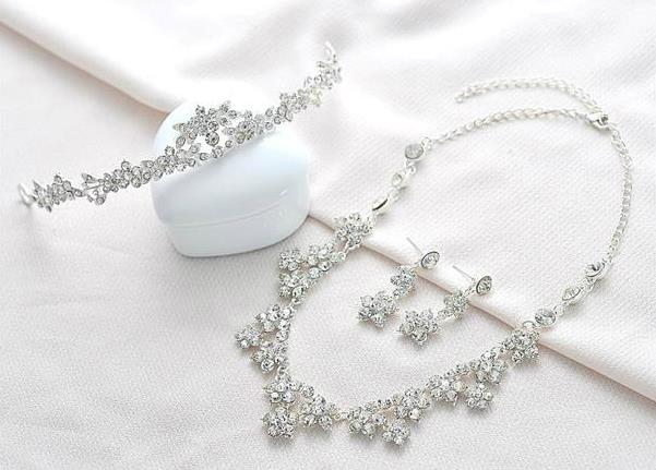 【即納】 結婚式 アクセサリー、花嫁アイテム、ブライダルアクセサリーラインストーンのネックレス&ピアスorイヤリング&ティアラの3点ジュエリーセット