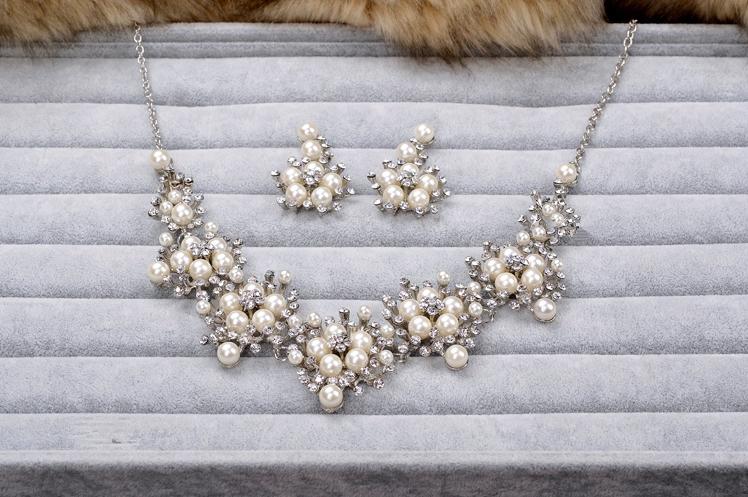 【即納】 ティアラ ウェディング 結婚式 アクセサリー、花嫁アイテム、ブライダルアクセサリーのネックレス&ピアスorイヤリング&ティアラの3点ジュエリーセット 送料無料