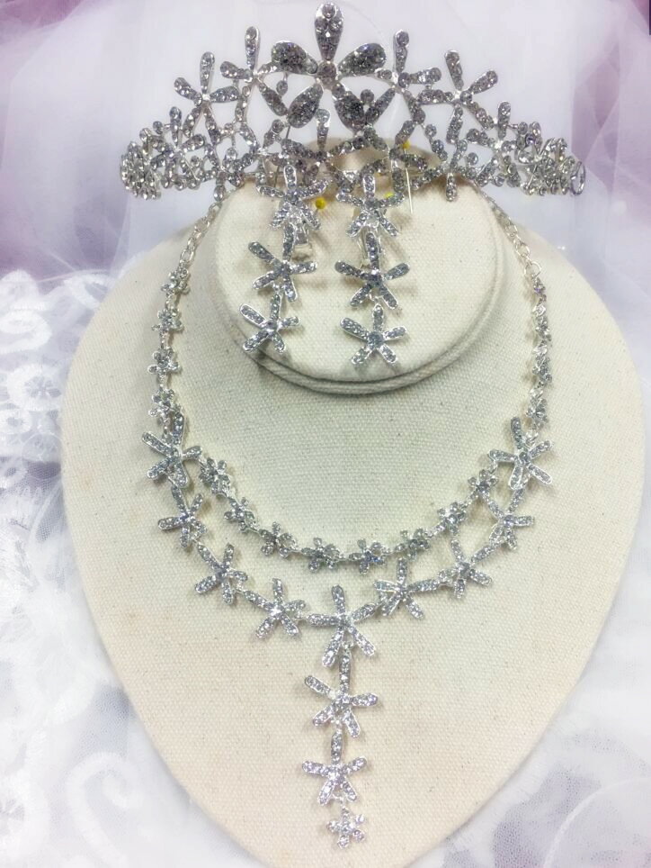 ブライダルアクセサリー ウェディングアクセサリー 三点セット【ティアラ+ネックレス+イヤリングorピアス】