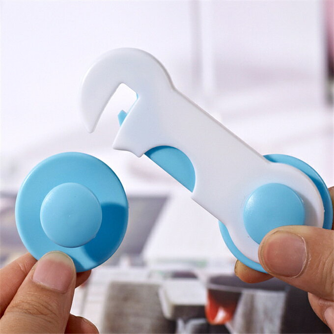 商品詳細 ■カラー：ブルー　ホワイト　ピンク ●【素材】：安全な材質(ABS)で作られているため、健康に害はなく、安心してご使用いただけます ●【使用方法】：粘着テープのハクリ紙を剥がしてから、しっかり貼られます。本体真中下部のプッシュ部を押しながらフックを持ち上げるだけで 開けられます。閉めるときは、フックを下すだけで自動ロックされます。 ●【取付簡単】：扉式の棚、食器棚、冷蔵庫、引き出しなどテープで簡単に取り付けできます。開き扉はもちろん、引き戸にも使用可能です。 ●【地震対策】：棚から食器の落下防止ができます。そのため、もしもの時の備えとしてもお勧めです。 厳重にロックをする場合は2つ設置するなどの工夫をされるとより安心です。 ※記載のないアクセサリー、小物等は付属しません。 ●こちらの商品は平置きで測ります、若干の誤差が生じる場合があります。 ●色合いはモニター環境により若干の誤差が生じる場合もあります。 ●輸送上の都合で多少の汚れや傷などが付いている場合がありますので、ご理解をお願い致します。 ●何か質問がございましたら、お気軽にメールにてご連絡ください。