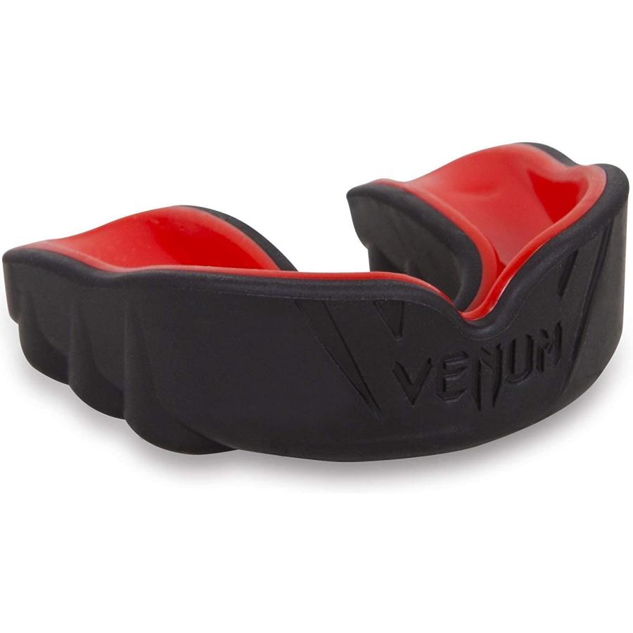 VENUM ヴェヌム マウスピース チャレンジャー MouthGuard CHALLENGER 赤 黒 VENUMチャレンジャー口ガード レッドデビル、ワンサイズ ワンサイズ どんな口の形状にもフィットするようデザインされたマウスガード。 ワンダーレイ・シルヴァ、カルロス・コンディットなどの有名UFCファイターも愛用！ お湯に浸けて歯型を成形するタイプになります。 【使用方法】 (1)温水と冷水を用意します。 (2)マウスピースを温水に30秒間程度浸けます。 ※温水が高温すぎると上手に仕上がらない場合がありますのでご注意下さい。 (2)マウスピースを温水から取り出し、前歯にはめ込み指で押し型をとります。 (3)形成が完成したら取り出し、冷水に浸けます。 (4)再度前歯にはめ込み確認します。噛み合わせが悪い場合は(1)からやり直してください。 (6)最後に後端や上端がはみ出ている場合ははさみ等で切り取り完成です。 ・ブランド：VENUM ・製品型番：616 ・色：赤/黒 ・サイズ：フリー ・商品の重量：0.16 ポンド ・商品寸法 (長さx幅x高さ)：1 x 2 x 1 mm ・対象年齢：大人