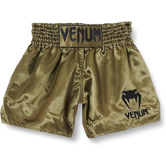 VENUM ヴェヌム ムエタイトランクス MUAY THAI SHORTS CLASSIC カーキ×ブラック Lサイズ VENUMのムエタイトランクス (ムエタイショーツ) 「MUAY THAI SHORTS CLASSIC/ムエタイショーツ クラシック」 人気のムエタイショーツからシンプルな「CLASSIC／クラシック」シリーズが登場 従来のVENUM ムエタイショーツよりロゴスペースが多いため、スポンサーロゴも入れやすくなっています。 ウエストはゴム仕様となっており、内側の紐で若干の調整が可能です。 フロントのデザイン部分は刺繍となっております。 フランス発のMMAファイトブランド「VENUM／ヴェナム」 ファイトショーツ、ラッシュガード、コンプレッション、グローブ、シンガード（レガース）、ヘッドギアなどの格闘技ウェア＆格闘技グッズ用品はMMA界のもはや定番。 UFC、RIZIN、PRIDE（当時）で活躍するファイターやBellator／ベラトール等で活躍する加藤久輝選手、K-1やムエタイ（シッティチャイ・シッソンピーノン選手など)、キックボクシングで活躍する格闘家の多くが愛用しています。 LesMills／レスミルズが配信するフィットネスプログラム、BODYCOMBAT／ボディコンバットのプログラムディレクター、ダン・コーエンとレイチェル・ニューシャムが着用しフィットネス界でも大人気。 総合格闘技だけでなく、エクササイズ、エアロビクス、ヨガにも最適なスポーツウェア！ 女性用は「VENUM WOMEN／レディース」、キッズコレクション・子供服は「VENUM KIDS／キッズ」 ・ブランド：VENUM ・素材：ポリエステル ・クロージャータイプ：ドローコード ・股下：11 センチメートル ・フィットタイプ：フィッティド ・Size：L ・PRODUCT LENGTH (CM)：36　 ・WAIST SIZE (CM)：87-91