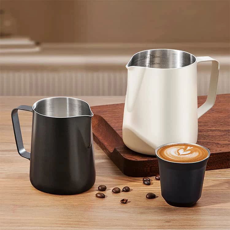 ワンオブゼムマートのコーヒーラテアート用 目盛り付き 350ml 600ml フォームミルク用 ミルクフォーマー ミルクマグ ミルクジャグ 計量｜アングル2