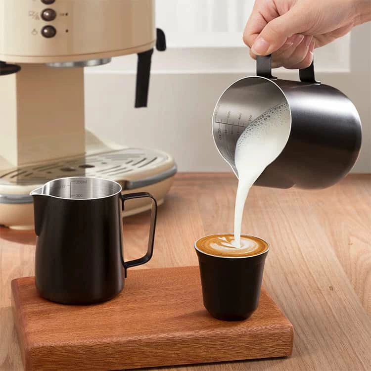 ワンオブゼムマートのコーヒーラテアート用 目盛り付き 350ml 600ml フォームミルク用 ミルクフォーマー ミルクマグ ミルクジャグ 計量｜アングル3