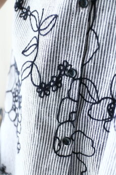 【再入荷♪10月31日12時&22時より】「french」アートな花刺繍のストライプシャツ(メール便不可)