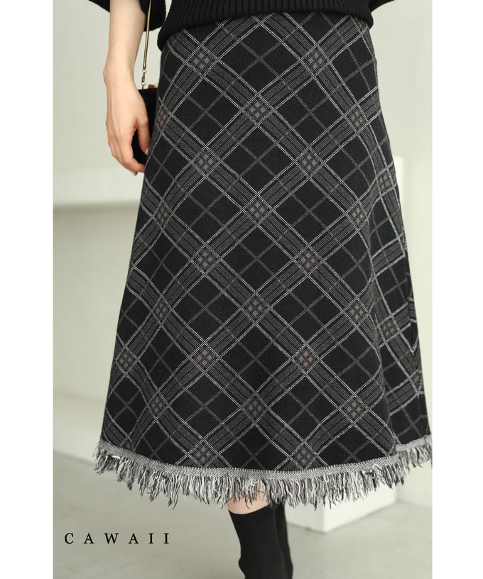 【セール商品返品交換不可】（S~M対応）（黒）裾で揺れるシャギーフリンジのチェックニットミディアムスカートのサムネイル