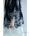 【再入荷♪3/16 20時】(S~3L対応)(濃紺)ぐるりと360度エレガントな刺繍浮かぶブラウストップス