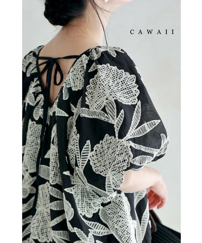 【再入荷♪7/15 20時】（S~3L対応）（黒）ふんわりバルーン袖の白花刺繍チュニックのサムネイル
