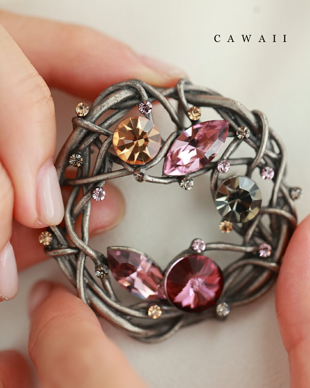 【再入荷♪12/1 20時】デコレーションビジューが輝くリースブローチ