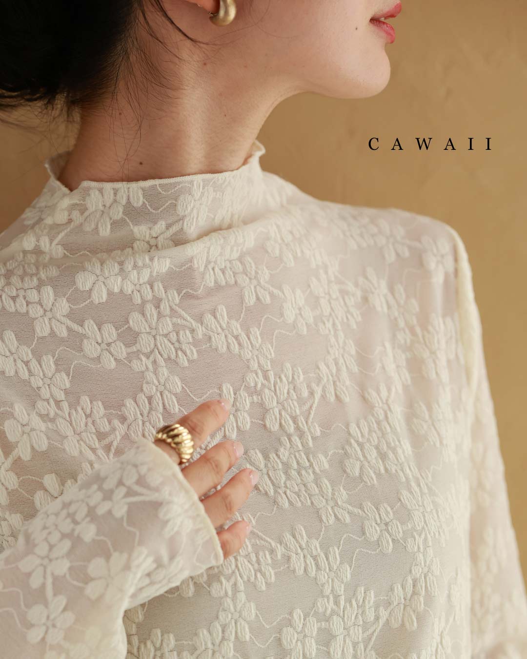 【再入荷♪1/10 20時】（S~M対応）浮かび上がる白花の伸びやかカットソートップス