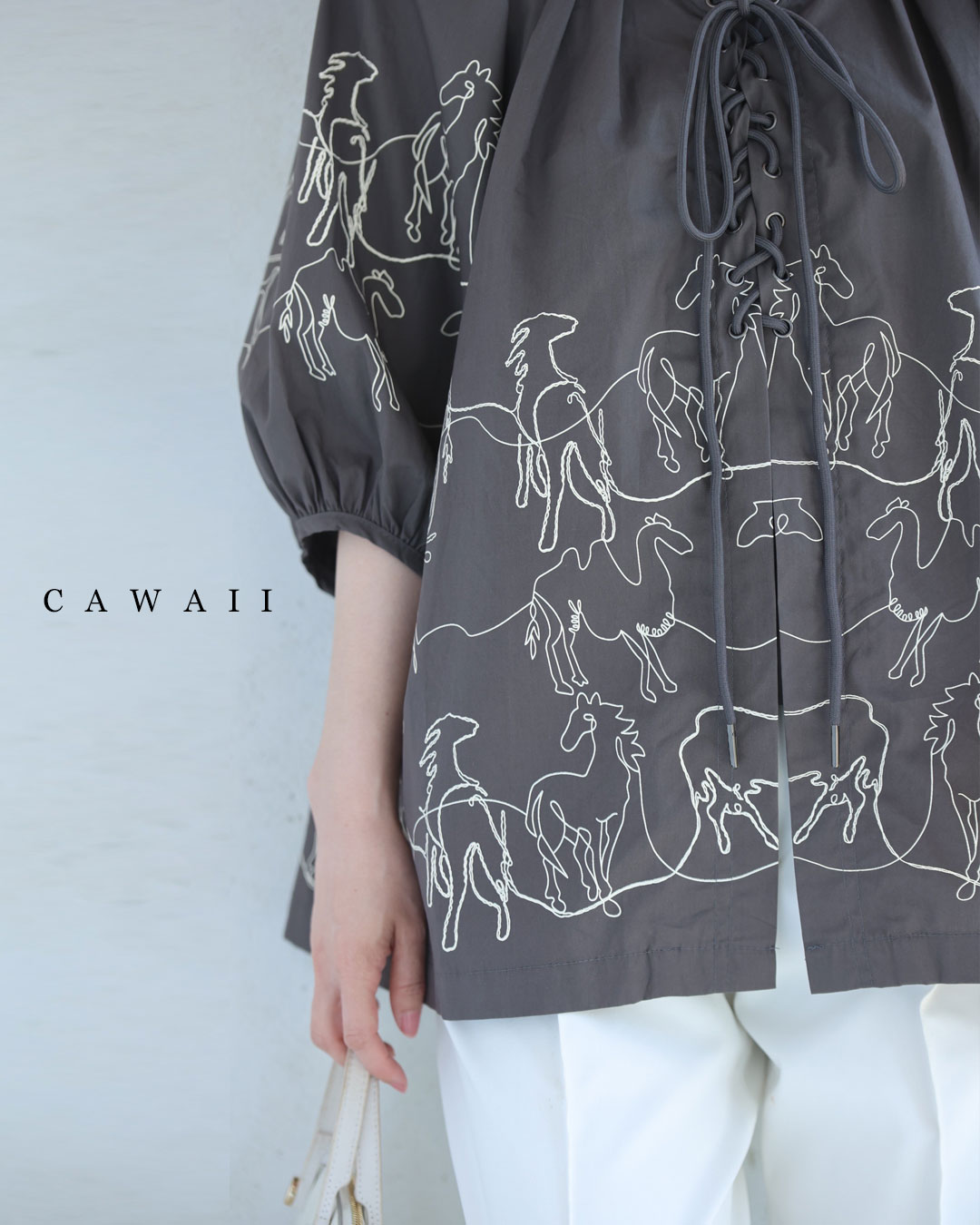 （S~3L対応）シルクロードを渡る動物の刺繍風ブラウストップス