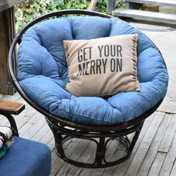 ラタンとファブリックの組合せが珍し...