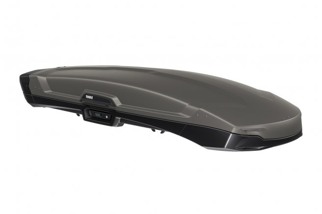 THULE(スーリー) ROOF BOX Vector Alpine チタンマット 機能とスタイリングを兼ね備えたThuleルーフボックスの最高峰 Thuleキャリア製品は世界中のカーメーカーに純正採用されており、世界最高水準の安全性を備えています。 上下リッドがスムーズにつながったエレガントなデザインで内装にはライトとフェルト中敷きを装備。 高剛性のアッパーリッドがスムーズな開閉を実現。 ホワイトの内装色とLEDライトが夜間の積み下ろしをサポートします。 ロックと開閉機構を独立させたスライドロックシステムを採用。 安全確実な取付を実現するパワークリック・クイックマウントシステム リアドア干渉を最低限におさえるフロントフォワードデザイン ■外形寸法(長さx幅x高さ) 228 x 88.5 x 32 cm ■製品重量 30 kg ■容積 380L ■積載重量 75 kg ■積載可能なスキーボードの数 4〜6 ■積載可能なスノーボードの数 3〜5 ■マウントシステム PowerClick ■ボックスの開閉方式 デュアルサイドオープン ■ロック機構 Slide lock(シリンダー数2) ■ウィングバー/ウイングバーEVO 対応 ■スクエアバー 対応 ■スライドバー 別売アダプターが必要です(697-6) ■ボックスカバー 付属 ※画像のベースキャリアは別売です。 ※画像はイメージです。実際の商品とは異なる場合がございますので予めご了承下さい。 ※カラーはチタンマット以外にブラックメタリックもございます。 ※送料は別途申し受けます。 　大型商品の為、お届けする地域によって送料が異なりますので、お問い合わせ下さい。 ※車種、年式、車台No.をお伝えいただければ適合するベースキャリアをお調べいたします。