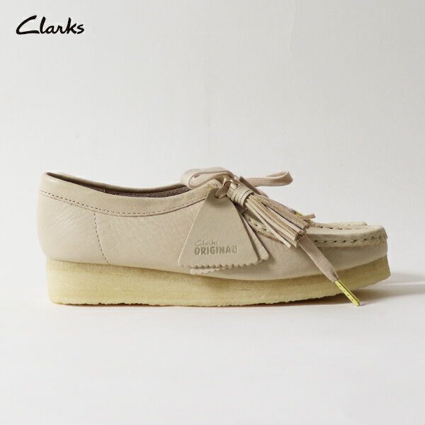 CLARKS クラークス / Wallabee レディース ワラビー アイコンシューズのワラビーに2024年春夏バージョンが登場。 CLARKS ORIGINALS 1966年発売。 日本では1971年から販売しているクラークスのオリジナル商品。 カンガルーの小型有袋類ワラビーから命名されました。 子供をお腹の袋に入れて大事に育てるように足を優しく包み込むような一足で、 履いていてとても気持ちのいいシューズです。 独特のモカシン構造のワラビーはクラークス オリジナルズ コレクション のアイコンシューズとして全世界で支持されています。 シンプルでクリーン、履き心地の良いレースアップスタイル、 クラークスオリジナルズの象徴であるクレープソールに シーズンごとのバリエーションを組み合わせ、今も進化しつづけています。 Wallabeeは、くるぶしより下のローカット、 Wallabee Bootはくるぶしより上のアンクルブーツ丈のスタイルとなっています。CLARKS/クラークス クラークスは、1825年にサイラスとジェームスというクラークス兄弟によって設立。 創業の地はイングランド南西部の小さな町、ストリート。 現在もクラークスが本社を置き、近くには以前使われていた刻印ロゴマークの塔があります。 以来180年程の歴史を経て、カジュアルシューズの原点とされる世界的ブランドに成長しました、 最初の商品は毛付きシープスキンのスリッパでしたが、 それが、後にカジュアルシューズやコンフォートシューズの原点や概念といわれる靴作りへとつながりました。 今やデザートブーツやワラビーはカジュアルシューズの代名詞とも言われています。 CLARKS クラークス / Wallabee レディース ワラビー アイコンシューズのワラビーに2024年春夏バージョンが登場。 CLARKS ORIGINALS 1966年発売。 日本では1971年から販売しているクラークスのオリジナル商品。 カンガルーの小型有袋類ワラビーから命名されました。 子供をお腹の袋に入れて大事に育てるように足を優しく包み込むような一足で、 履いていてとても気持ちのいいシューズです。 独特のモカシン構造のワラビーはクラークス オリジナルズ コレクション のアイコンシューズとして全世界で支持されています。 シンプルでクリーン、履き心地の良いレースアップスタイル、 クラークスオリジナルズの象徴であるクレープソールに シーズンごとのバリエーションを組み合わせ、今も進化しつづけています。 Wallabeeは、くるぶしより下のローカット、 Wallabee Bootはくるぶしより上のアンクルブーツ丈のスタイルとなっています。 UKサイズ UK3.5 UK4 UK4.5 UK5 UK5.5 サイズ 22.5cm 23cm 23.5cm 24cm 24.5cm 素材 天然皮革/ラバー ヒールの高さ 3.0cm ヒールの高さ 3.0cm 確認事項 ※シューズボックスおよび本体に表記されているサイズはUKサイズになります。 ※こちらの商品はUKサイズ表記になりますが、CLARKS独自の採寸方法でのcm表示となります。 表記サイズは目安サイズでございますので予めご了承ください。 ※天然素材を使用しておりますので、特有のにおいが生じる可能性がございますが、不良ではございません。 気になる場合は風通しの良い場所に置いていただくと軽減されるかと思いますのでお試しください。 ※CLARKS ワラビーの生産国は、現在ベトナムとアルバニアの2か国になります。 申し訳ございませんが生産国はお選びいただけませんので、あらかじめご了承の上ご購入ください。 また、生産国を理由とする返品、交換対応もお受けできません。 ※当店はクラークスジャパン株式会社製品の正規お取り扱い店舗になります。 商品説明 CLARKS ORIGINALS 1966年発売。 日本では1971年から販売しているクラークスのオリジナル商品。 カンガルーの小型有袋類ワラビーから命名されました。 子供をお腹の袋に入れて大事に育てるように足を優しく包み込むような一足で、 履いていてとても気持ちのいいシューズです。 独特のモカシン構造のワラビーはクラークス オリジナルズ コレクション のアイコンシューズとして全世界で支持されています。 シンプルでクリーン、履き心地の良いレースアップスタイル、 クラークスオリジナルズの象徴であるクレープソールに シーズンごとのバリエーションを組み合わせ、今も進化しつづけています。 Wallabeeは、くるぶしより下のローカット、 Wallabee Bootはくるぶしより上のアンクルブーツ丈のスタイルとなっています。 ご注意 ・水洗いにより接着剤が溶解し、染み汚れの原因となる可能性がございます。 水洗いは避けて頂きますようお願いいたします。 ・カラーはモニター環境によって多少現品と異なる場合が御座いますので、予めご了承下さい。 ・等商品は、小さな汚れや傷等がある場合が御座います、お買い上げの際は予めご了承のほどよろしくお願いいたします。 ・こちらの商品は実店舗と在庫を共有している為、ご注文いただいた際に売り違いの為完売していることがありますので予めご了承ください。 【ご注意事項】※セール商品ならびにクーポン利用でご購入の商品の返品・交換はお受けしかねますので、あらかじめご了承くださいませ。※セール期間時は注文が一度に入る可能性がありますので、ご購入いただけても在庫がなくなっている場合がございます。あらかじめご了承くださいませ。