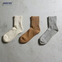 UNDYED STANDARD / PILE RIB SOCKS 自然界が持つ本来の色彩、無染色で染めない柔らかさ、 天然原料そのままの心地よさを感じて欲しいという観点から誕生したレーベル『UNDYED ?』 そのUNDYEDのカリフォルニアオーガニックコットンを使用したUNDYED STANDARDからパイルソックスをリリース。 生産は靴下の産地奈良で編み上げました。 糸自体に弾力さと柔らかさを兼ね備えており、ストレスのない履き心地となっております。UNDYED STANDARD / アンダイドスタンダード 自然界が持つ本来の色彩、無染色で染めない柔らかさ、 天然原料そのままの心地よさを感じて欲しいという観点から誕生したレーベル『UNDYED ?』 23AWよりUNDYEDレーベルをよりスタンダードに提案、構成したライン『UNDYED STANDARD』をスタートします。 素材の良さはもちろん、何気ない日常に自然に溶け込むワードローブの1つとして 普段の生活をほんの少し上質な気持ちにしてくれるラインになります。 素材開発からこだわり、洗い込むごとに肌に馴染む着心地、デザインはよりベーシックに、 シンプルで飽きのこない商品ラインとなっております。 UNDYED STANDARD / PILE RIB SOCKS 自然界が持つ本来の色彩、無染色で染めない柔らかさ、 天然原料そのままの心地よさを感じて欲しいという観点から誕生したレーベル『UNDYED ?』 そのUNDYEDのカリフォルニアオーガニックコットンを使用したUNDYED STANDARDからパイルソックスをリリース。 生産は靴下の産地奈良で編み上げました。 糸自体に弾力さと柔らかさを兼ね備えており、ストレスのない履き心地となっております。 サイズ MENS FREE (約25-27cm) 生産国 日本 素材 コットン 100% 商品説明 自然界が持つ本来の色彩、無染色で染めない柔らかさ、 天然原料そのままの心地よさを感じて欲しいという観点から誕生したレーベル『UNDYED ?』 そのUNDYEDのカリフォルニアオーガニックコットンを使用したUNDYED STANDARDからパイルソックスをリリース。 生産は靴下の産地奈良で編み上げました。 糸自体に弾力さと柔らかさを兼ね備えており、ストレスのない履き心地となっております。 詳細 カリフォルニア生まれのカラードコットン 生物・昆虫学者であるサリーフォックス女史が手掛けた茶綿・緑綿・白い綿花の3色をベースに、 天然原料そのままの色味・肌ざわりの柔らかさを感じる素材開発を行っています。 染ない心地よさ その名の通り、化学染料を使用せず無染色に拘ったモノづくりを行っています。 素材本来の柔らかさや、天然の色の深さと一点一点異なる個性をお楽しみいただけます。 ご注意 ※この商品は、汗や雨などで湿った状態や摩擦により色移りすることがあります。 ・カラーはモニター環境によって多少現品と異なる場合が御座いますので、予めご了承下さい。 ・等商品は、縫製部分から糸が出ているなどある場合が御座います、お買い上げの際は予めご了承のほどよろしくお願いいたします。 ・こちらの商品は実店舗と在庫を共有している為、ご注文いただいた際に売り違いの為完売していることがありますので予めご了承ください。 【ご注意事項】※セール商品ならびにクーポン利用でご購入の商品の返品・交換はお受けしかねますので、あらかじめご了承くださいませ。※セール期間時は注文が一度に入る可能性がありますので、ご購入いただけても在庫がなくなっている場合がございます。あらかじめご了承くださいませ。