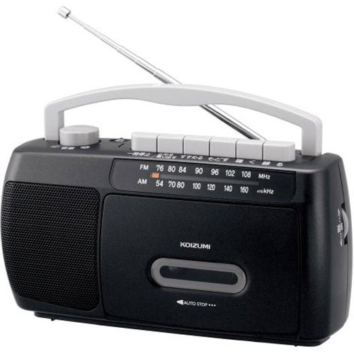 ※乾電池は別売りになりますワイドFM(FM補完放送)対応モデル■スリム&コンパクト■すっきりと折りたためるハンドル■勉強やお稽古に役立つ内蔵マイクカセットテープレコーダー　デッキ数：1　オートリバース：×ラジオ　受信周波数　　AM：522〜1629kHz　　FM：76〜108MHzメモリー　対応メディア：ノーマルテープ(TYPE1)　録音：　　ラジオ：○　　CD：×　録音フォーマット：-　再生可能フォーマット：-基本仕様　電源　　：AC100V、50/60Hz　　：単3アルカリ形乾電池4本(別売)　スピーカー：7.6cm(4Ω)×1　実用最大出力：1.3W　入出力端子　　外部入力：-　　マイク入力：-　　ヘッドホン出力：ヘッドホン端子(φ3.5mm)　　USBポート：-　　カードスロット：-　内蔵マイク：○　消費電力：6W　リモコン：×　入タイマー：×　切タイマー：×　タイマー録音：×寸法：幅 223×高さ 125×奥行 91mm質量：約610g付属品：　ACアダプター　取扱説明書　保証書わかりやすい日本語表示