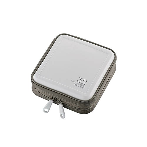 ■Blu-ray/CD/DVD Discを全方位からしっかり保護できる。きめが細かい不織布を使用した、32枚Discが収納可能なBlu-ray/CD/DVD対応ファスナーケース■全方位からBlu-ray/CD/DVD Discを守るファスナーケースです■32枚のBlu-ray/CD/DVD Discを収納できる、持ち運びに便利なコンパクトタイプです■外側の丈夫なセミハードケースが、Blu-ray/CD/DVD Discをしっかり保護します■汚れや水に強く、傷がつきにくいマット加工のセミハード素材を採用しています■ケース内側には取り外し可能な補強パーツがついています。ケースが潰れず、傷と反りに弱いBlu-ray Discをしっかり守ります■表面に凹凸が少なく、きめ細かい繊維の不織布を採用しています■不織布にはディスクの飛び出しを防ぐストッパ—がついています■ケースを開けやすいダブルファスナーを採用しています■ケースが180度開き、Blu-ray/CD/DVD Discが取り出しやすいフルオープンタイプです■検索しやすいインデックスラベルがついていますCCDHB32WHサイズ：約 幅168mm×奥行60mm×高さ170mm重量：178g材質：本体:(上下面)ポリプロピレン、(側面)ポリエステル、ディスク収納部:ポリプロピレンカラー：ホワイト収納枚数：32枚その他：内側補強パーツ付き収容メディア：Blu-ray/CD/DVD Disc付属品：インデックスラベル:12枚　