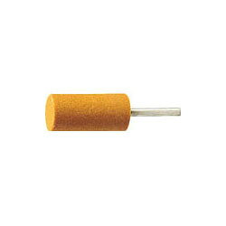 ■一般鋼材から焼入鋼まで幅広く使用できます。■硬度が高く、靭性がやや低いWA砥材で作られている軸付砥石は炭素鋼の焼き入れたものや工具鋼などを目づまりが少なく研削できます。また、一般鋼材、鋳造品など幅広い適応性があります。MO461P●粒度(#):60●形状:円筒●外径(mm):16●幅(mm):32●軸径(mm):6●軸長(mm):36●最高使用回転数(rpm):33600材質仕上・軸：スチール(S45C)※メーカーの都合により、パッケージ・仕様等は予告なく変更になる場合がございます。使用工具:マイクログラインダー、電気ドリル。