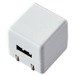 ■家庭用コンセントからウォークマンなどのデジタルオーディオプレイヤーを充電できるAC充電器です■コンパクトなキューブ型で、10年使える長寿命設計を実現しています。※あくまでも電気設計上の寿命であり、製品の寿命を保証するものではありません■ウォークマンなどのデジタルオーディオプレイヤーに付属もしくは対応する充電用USBケーブルを使用して充電可能です■未使用時はプラグ部分を折りたたんで本体に収納可能です■※デジタルオーディオプレイヤーや充電器が濡れた状態で充電すると、異常な発熱・焼損の原因となり大変危険ですのでおやめくださいAVSACUAN007WH【対応機種】デジタルオーディオプレイヤー/iPod/iPhone※2016年9月現在定格入力電圧：AC100-240V 50/60Hzコネクタ形状(電源出力側)：USB-A メス定格出力電圧：5V定格出力電流：1A外形寸法：30×30×30mm(ACプラグ収納時)カラー：ホワイト使用可能地域：日本電気用品安全法：◇PSE 特定電気用品保証期間：1年その他：-　