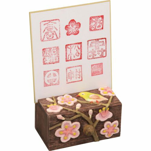 ■印材の入る大きさ（87×43×高37mm）商品サイズ : 110×79×58mmセット内容 : 本体(組立済) 110×64×58mm ×1、引キ出シ(組立済) 110×55×49.5mm ×1、取ッ手 Sφ15mm ×1、サンドペーパー×1156g材質 : シナ又ハイエローポプラ1個梱包形態 : 袋入り引き出しに印材を収納し、ミニ色紙を立てることができます。