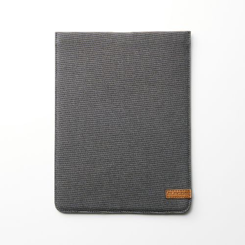 ■薄くて軽いシンプルなデザインのタブレット汎用スリップインケースです。■11インチまでのタブレットに対応しています。※本製品はタブレット本体を収納できるよう設計されています。タブレットケースなどを装着した状態では、収納できない場合がありますのでご注意ください。■マチのないスリム設計でかばんに入れてもかさばりません。■表生地には耐久性とスタイリッシュさを兼ね備えた帆布素材を採用。使うほどに馴染む上品な質感が魅力です。TB11CSIBK外形寸法：幅約222mm×奥行約7mm×高さ約295mm 参考収納寸法：幅約190mm×奥行約15mm×高さ約250mm 対応機種：〜11インチまでのタブレット カラー：ブラック 材質：表地：綿(帆布)、裏地：ポリエステル 重量：約140g薄くて軽いシンプルなデザインのタブレット汎用スリップインケースです