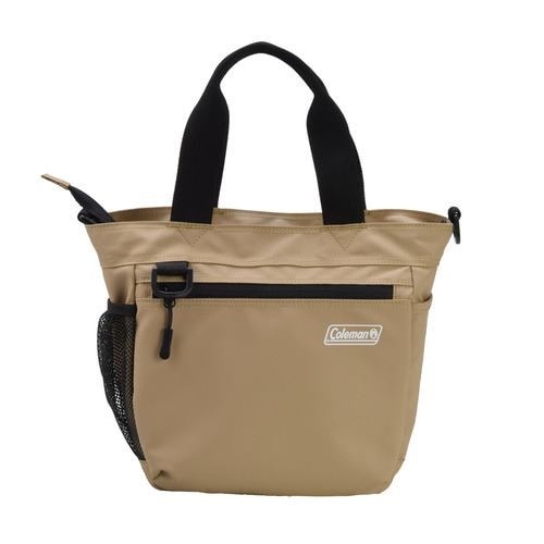 ■Colemanとのコラボレーションで誕生した、スタイリッシュなカメラバッグ■着脱式クッションボックス仕様で普段使いにも便利■着脱可能なショルダーベルトを付属■肩掛け、たすき掛けどちらにも対応■バッグ本体内寸(約): W222×H190×D130mmVCO8765●Colemanとのコラボレーションで誕生した、スタイリッシュなカメラバッグ。着脱式クッションボックス仕様なので、普段使いにも便利です。●カメラ収納例：エントリー一眼レフ+ダブルズームに最適●クッションボックス：着脱式クッションボックスを採用●キャリーベルト：キャリーカートのハンドルに取り付け可能なベルトを装備●サイドメッシュポケット：500mlのペットボトルが収まるサイズ●キャリーハンドル：急な移動にも対応できる大型サイズ●フロントポケット：アクセサリーや小物類を効率良く収納 着脱可能なショルダーベルトを付属●肩掛け、たすき掛けどちらにも対応バッグ本体内寸(約): W222×H190×D130mmクッションボックス内寸(約)：W200×H160×D110mm(着脱可)製品重量(約): 400gカメラ収納例 : エントリー一眼レフ+ダブルズーム主要素材 : ポリエステル、他付属：中仕切り2枚/ショルダーベルト　