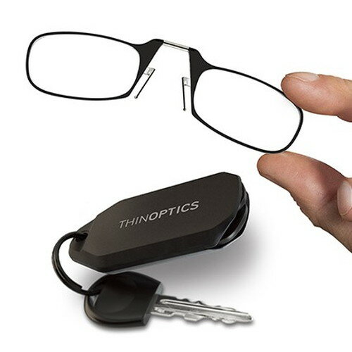 小さな文字ももう見逃さない！携帯性に特化したThin Opticsの拡大鏡！薄くて軽い小鼻に引っ掛けるクリップタイプのメガネ型ルーペです。ケースに収納して鍵と一緒に持ち運べるので、外出時に拡大鏡のうっかり忘れを防ぐことができます。Thin Opticsに使用されているレンズは、高級メガネのレンズに採用されているポリカーボネート素材を採用。クリアな視界はもちろんのこと、耐久性に非常に優れています。またレンズは裏表なく、どちらからでも使用可能です。■使用用途に合わせて3段階の倍率ラインナップ。1.4倍：焦点距離が長いPCやスマホを見る際に便利です。1.5倍：PCやスマホを見る際や、手元作業の際にも便利です。1.6倍：倍率が高いため、手元での細かい作業用に適しています。■商品詳細メーカー名：リベルタシリーズ名：Thin Opticsサイズ：W108×D2×H30mm重量：4g材質：ポリカーボネート付属品：PODケース、取扱説明書購入単位：1個配送種別：在庫品※リニューアルに伴いパッケージや商品名等が予告なく変更される場合がございますが、予めご了承ください。※モニターの発色具合により色合いが異なる場合がございます。【検索用キーワード】4533213679702 4533213679719 4533213679726 SK7474 SK7475 SK7476 SK7480 SK7481 SK7482 SK7486 リベルタ 株式会社リベルタ LIBERTA Thin Optics ThinOptics シンオプティクス Keychain KEYCHAIN キーチェーン 鍵 かぎ カギ 1.4倍 1.5倍 1.6倍 拡大鏡 老眼鏡 ルーペ メガネ型ルーペ 眼鏡型ルーペ めがね型ルーペ 眼鏡 めがね メガネ クリップ拡大鏡 クリップ式拡大鏡 クリップ式 携帯型 携帯 軽い 軽量 薄い ポリカーボネート 耐久性 機能的 便利 細かい作業 爪切り 手芸 読書 スマホ PC パソコン 文字 小さな文字 小さい文字 老眼