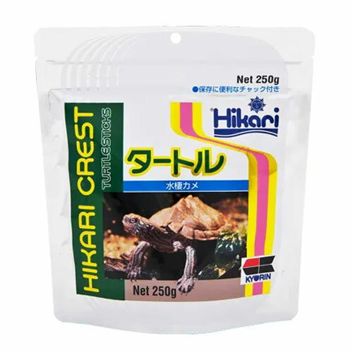 健康な体を維持するために、雑食性のカメが必要とする栄養バランスに配慮した水棲カメ専用フードです。それぞれ目的を持った3種類のスティックをミックスしています。・黄色のステープル・スティック良質タンパク質を主原料に、ビタミンA、D3など、カメの健康な成育に必要な成分をすべて配合した主食スティックです。・緑色のカルシウム・スティック体内に吸収されやすい乳酸カルシウムを豊富に配合して、正常な甲羅形成に不足しがちな成分を補います。・赤色のコンディショニング・スティック甲殻類から抽出したキトサンを強化配合し、健康な体を維持します。【給与方法】個体によって食べる量が異なりますが1日数回、10分以内に食べきれる量を目安に与えてください。■商品詳細メーカー名：キョーリン内容量：250g粒サイズ：径：3.6〜4.0mm、長さ：8.5〜9.0mm原産国：日本原材料：フィッシュミール、小麦粉、大豆ミール、とうもろこし、ビール酵母、グルテンミール、小麦ふすま、ガーリック、オキアミミール、海藻粉末、スピルリナ、米ぬか、アミノ酸(メチオニン)、キトサン、ビタミン類(塩化コリン、E、C、イノシトール、B5、B2、A、B1、B6、B3、葉酸、D3、ビオチン)、ミネラル類(P、Ca、食塩、Fe、Mg、Zn、Mn、Cu、I)、食用色素(青2、赤3、黄4)購入単位：1個配送種別：在庫品※リニューアルに伴いパッケージや商品名等が予告なく変更される場合がございますが、予めご了承ください。※モニターの発色具合により色合いが異なる場合がございます。【検索用キーワード】4971618289452 PE4992 キョーリン きょーりん キョーリンフード きょーりんふーど キョーリンフード工業 キョウリン きょうりん 共鱗 ひかりクレスト タートル 250g ペット用品 ペットフード ペット ペット用 餌 エサ えさ 飼料 爬虫類 は虫類 はちゅう類 カメ 亀 かめ カメのエサ 亀のエサ かめのエサ カメの餌 亀の餌 水棲 水棲亀 水棲かめ 水棲カメ 成長 カメの成長 亀の成長 かめの成長 雑食性 栄養バランス 栄養バランスに配慮 タンパク質 たんぱく質 蛋白質 ビタミン ビタミンA ビタミンD3 スティック スティック型 スティック状 乳酸カルシウム 甲羅 甲羅の形成 キトサン 健康な体 健康維持 総合栄養食 総合栄養