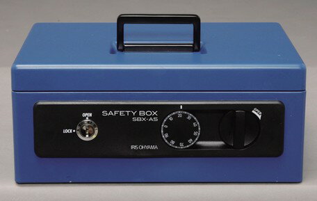 ■商品説明グリーン購入法適合商品のA5サイズ手提げ金庫です。シリンダー錠とダイヤル錠のダブルロックでしっかりと中身を保管し、安全です。コインカウンタートレーと札入れのダブルトレータイプ。コインカウンターはスライドして開くので見やすくなっています。◆オフィス用品 備考：モニターによって色が異なって見える場合がございます。予めご了承くださいませ。