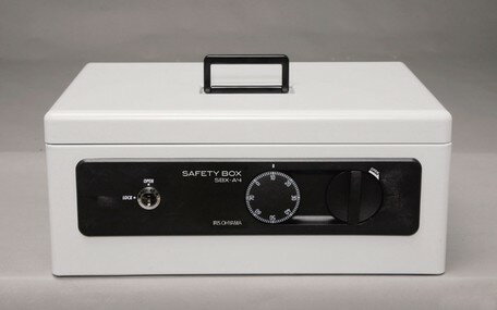 乐天商城 - アイリスオーヤマ　手提げ金庫　SBX-A4　グレー　【返品・キャンセル不可】　558235