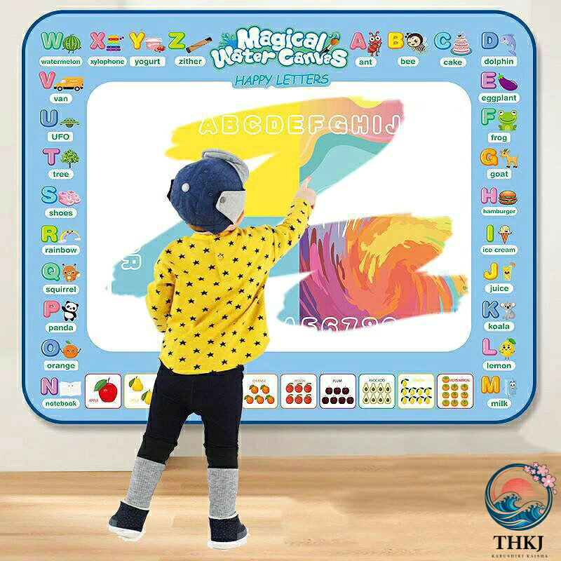 あらゆるシーンで使えるお絵かきマット！お誕生日パーティーでも、みんなで集まるパーティーでも、このインタラクティブなおもちゃは、お子様の創造性を育む楽しさをもたらします。 繰り返し使えるお絵かき＆文字遊びができるこのウォーターペイントマットは、お子様の創作活動に最適です。 お絵かきや絵を描くことが大好きなお子様にぴったりのウォーターペイントマットは、遊び心と創造性を存分に発揮します。水に触れると絵の具が浮かび上がり、ユニークなお絵かき体験をお楽しみいただけます。 この水性ペイントマットを使えば、安全で魅力的な学習環境を作ることができます。教育機関や幼稚園などに最適なこのトレーニングマットは、創造性と想像力を育みます。 美しく楽しいお絵かき体験を求めるお子様やお友達に最適です。
