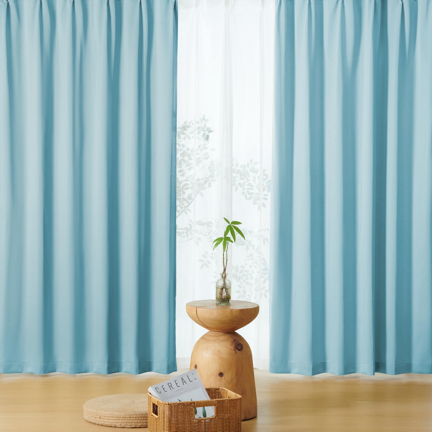 【太陽を優しくお部屋に】日中、カーテンを閉めていても、自然光を柔らかく取り込んで明るい印象に。お部屋日光浴を楽しめたい方におすすめです。また、朝日を取り込む最適な遮光性カーテンなら、スッキリと目覚めることができます。 【プライバシー保護・UVカット】ミラーレースカーテンは、軽く透け感のある薄めの生地を採用し、外の景色を楽しみながら、プライバシーも保護してくれます。そして、UVカット機能がついて、太陽の光を取り入れながら、紫外線をカット。お肌や家具を日焼けから守ってくれます。 【すぐに使えるセットで届く】ドレープカーテンとミラーレースカーテンに、高さ調節可能のアジャスターフックがついているので、届いたその日からすぐにお使いいただけます。 【商品仕様】※組成:ポリエステル100%。※機能:遮光性/遮熱保温/遮像/UVカット/ウォッシャブル。 【注意事項】KUMORIのカーテンは日本国内で企画し、海外の工場で日本基準の品質管理を徹底していますので、より安心してご購入いただけます。 ※製品のパッケージや洗濯ラベルに記載される会社名は、製造元の名称であるため、ブランド名とは異なる場合がございます。あらかじめご了承ください。 ※商品の色合いは、モニター環境により実物とは多少異なる場合があります。 ※万が一商品に不具合がある場合、商品到着後の90日以内にご連絡いただければ返品・交換を承ります。何かご不明な点があれば、遠慮なく当店(service@kumori.co.jp)までお問い合わせください。