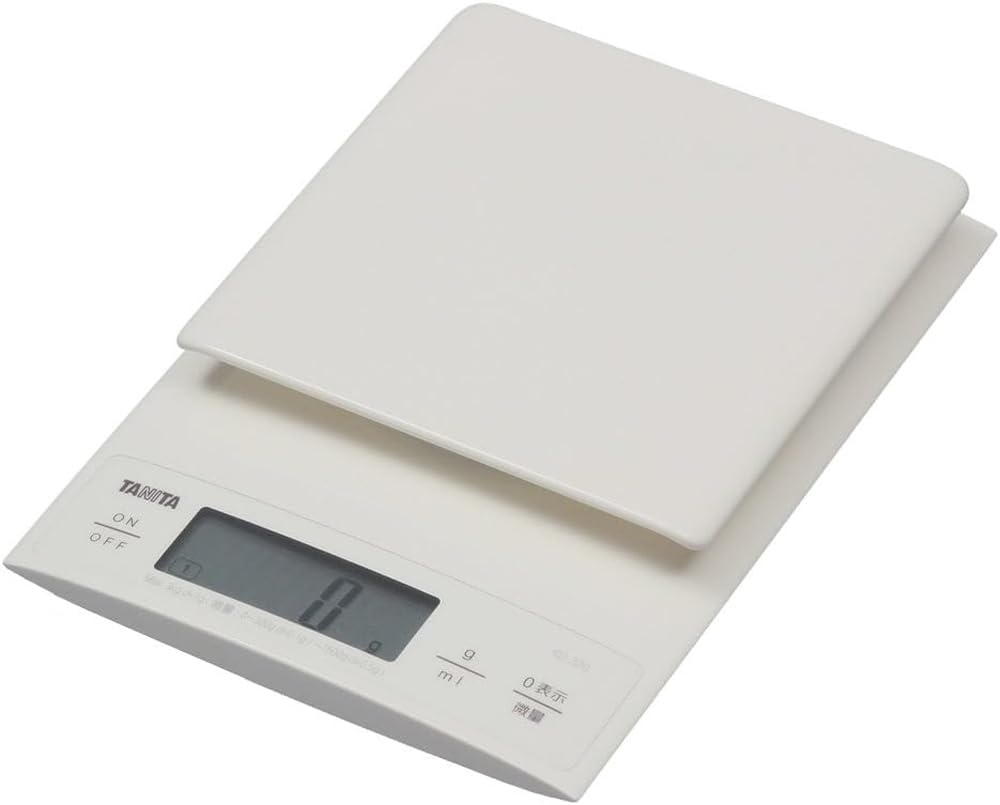・素材・材質:ABS(アクリロニトリル・ブタジエン・スチレン) ・最大計量:3000g ・最小計量:0.1g (微量モード時 300g/0.1g、1500g/0.5g) ・サイズ:幅150×奥行き210×高さ35mm ・本体重量:約410g ・計量精度:通常はかりモード 0gから750gまで:±2g、750gを超え3000gまで:±3g / 微量モード(0.1g) 0gから75gまで:±0.2g、75gを超え300gまで:±0.3g / 微量モード(0.5g) 0gから375gまで:±1.0g、375gを超え1500gまで:±1.5g ・原産国:中国 ・付属品:収納ケース ・メーカー型番:KD-320-WH ・機能:水(ml測定)モード、牛乳(ml測定)モード ・LCD文字高:17.5mm