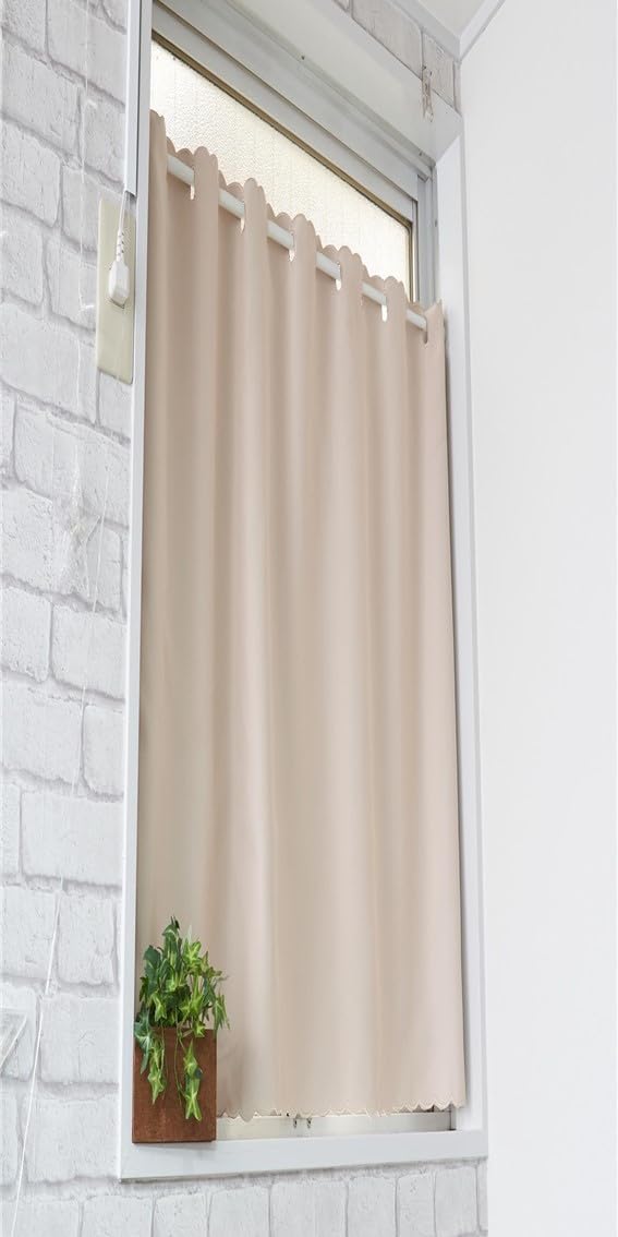 ・カラー:ベージュ ・遮光性能:遮光1級 (遮光率99.99%) ・サイズ:幅50cm×丈130cm ・入数:1枚入 ・適応窓サイズ:幅25 - 40cm ・機能:遮熱、断熱、保温、洗濯可能 ・取付対応:直径2.0cm以下の突っ張り棒使用可能