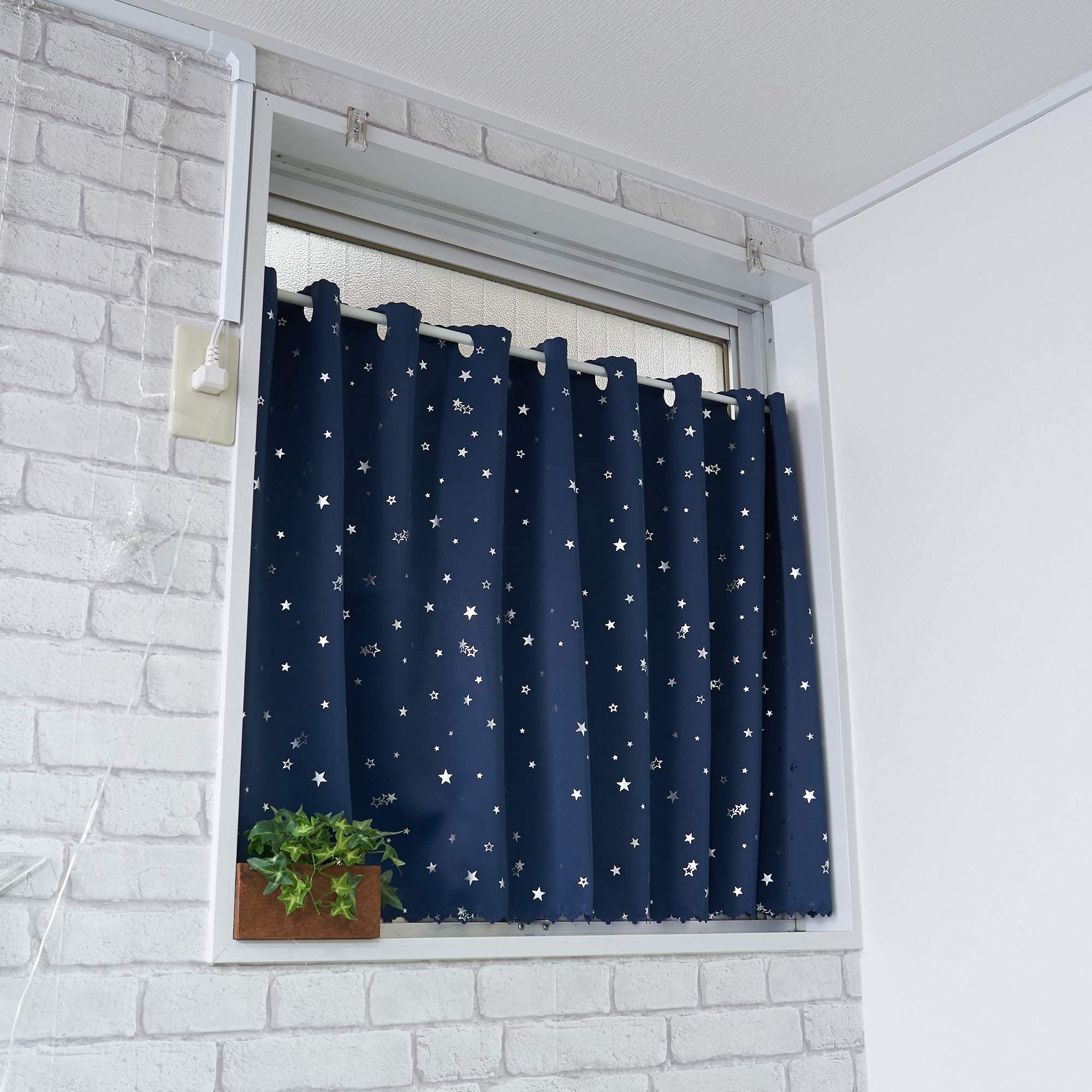・サイズ:幅95cm×丈30cm ・適応窓サイズ:幅40 - 80cm ・入数:1枚入 ・遮光性能:遮光1級 (遮光率99.99%) ・機能:遮熱、断熱、保温、洗濯可能 ・取付対応:直径2.0cm以下の突っ張り棒 ・突っ張り棒を通す穴の数:12個 ・突っ張り棒を通す穴のサイズ:幅1.5cm×長さ2.7cm
