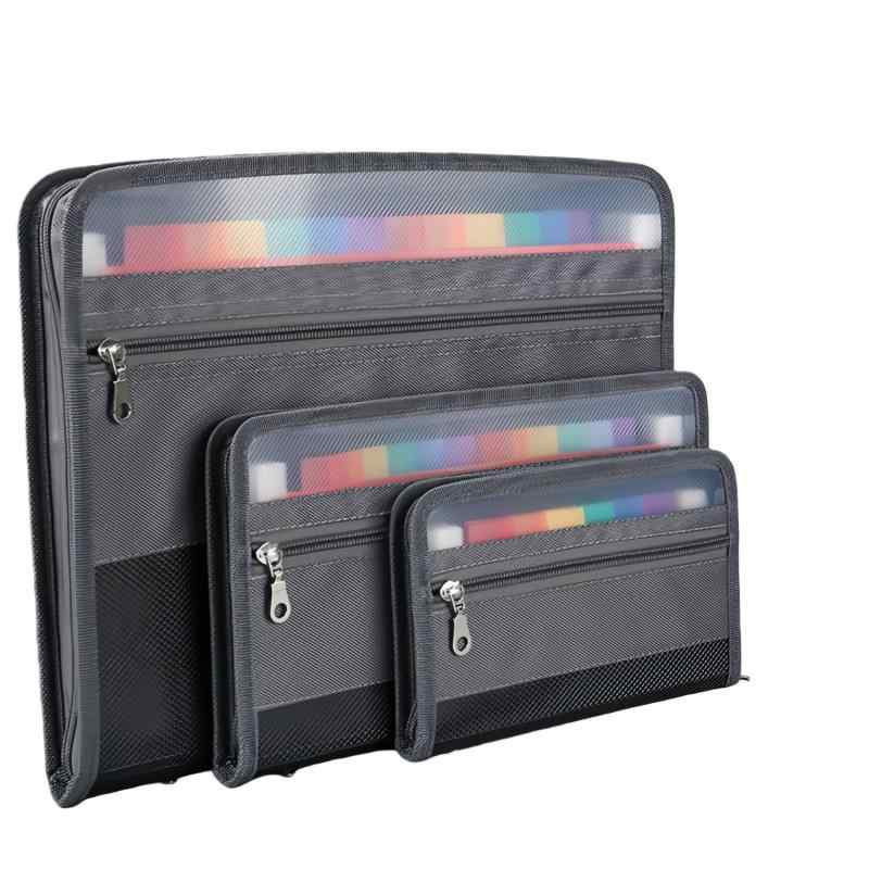 XINYUELI ファイルケース 領収書入れ ドキュメントファイル 書類ホルダー 13分類 大容量 ハンドバッグ 仕切りフォルダー 書類ケース 持ち運び じゃばら ファイル グレー A6A6 ファイル大量の書類や資料を整理整頓したい方にぴったりのアイテム、ドキュメントファイルファイルケースが登場しました。アコーディオンデザインに13の仕切りが付いており、異なるカテゴリの書類を簡単に整理できます。デスク周りをスッキリ保ちながら必要な書類を素早く一目で見つけられる、便利で実用的なファイルケースです。【A6サイズ対応で多種多様な文書を収納】蛇腹ファイル はA6サイズに最適なサイズで、多種多様な文書を収納できます。重要な契約書、プレゼンテーション資料、レポートなど、あらゆる書類を整理して保管できる頼れるアイテムです。【インデックスラベルでスマートに管理】 ファイルの内容をインデックスラベルで管理できるため、一目で必要なファイルがわかります。カテゴリや日付ごとに分けて整理し、効率的に書類を取り出せるので、スマートなオフィスワークが実現します。【ファスナータイプで中身をしっかり保護】ファイルケースはファスナータイプなので、スムーズに開閉できます。ファイルの中身をしっかり保護し、大切な書類を落とす心配がありません。持ち運びや保管に便利な設計で、ファイルの外側に小物を収納できるスペースもあります。ペンやメモ帳などの必需品も一緒に持ち運べるので、外出先でも便利に使用できます。【耐久性と防水性に優れた素材】 高品質なポリプロピレン(PP)素材で作られたファイルケースは耐久性があり、長期間にわたりお使いいただけます。さらに、防水仕様なので急な雨や水濡れの心配がありません。貴重な書類をしっかり保護し、安心して使用できます。【ドキュメントファイルファイルケースは】スマートな整理整頓と持ち運びを叶える頼れるアイテムです。重要な書類をスタイリッシュに収納し、仕事や学業をより効率的に進めるためにぜひお手元にお試しください。